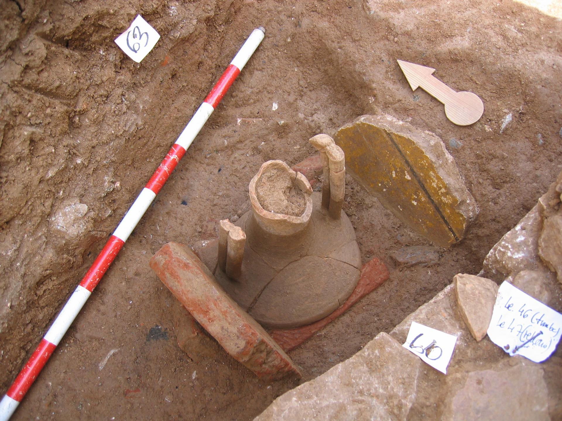 Cubierta de una de las tumbas de incineración excavadas
