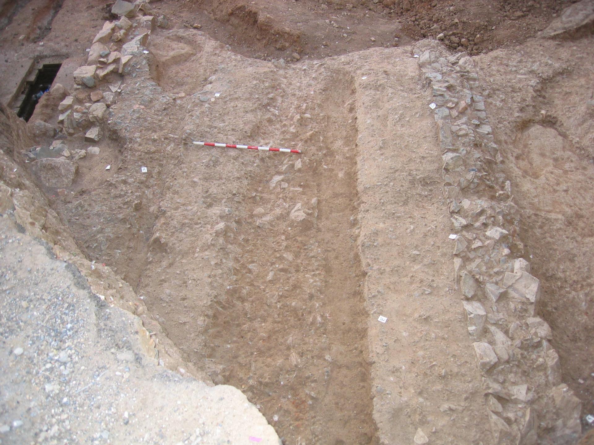 Capa de rodadura del camino de circulación interna del área funeraria