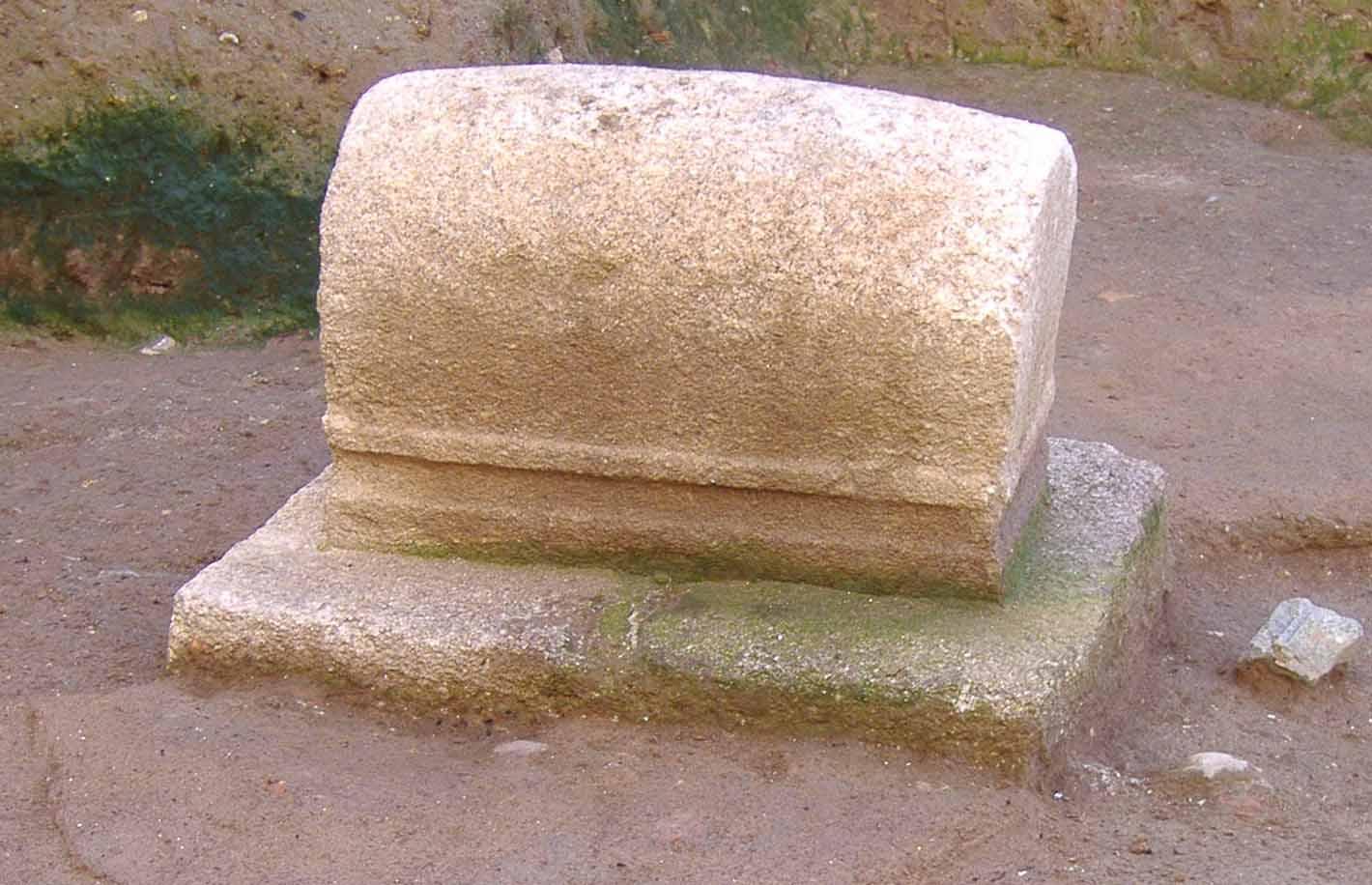 Señalización funeraria tipo cupa aparecida en la parcela excavada