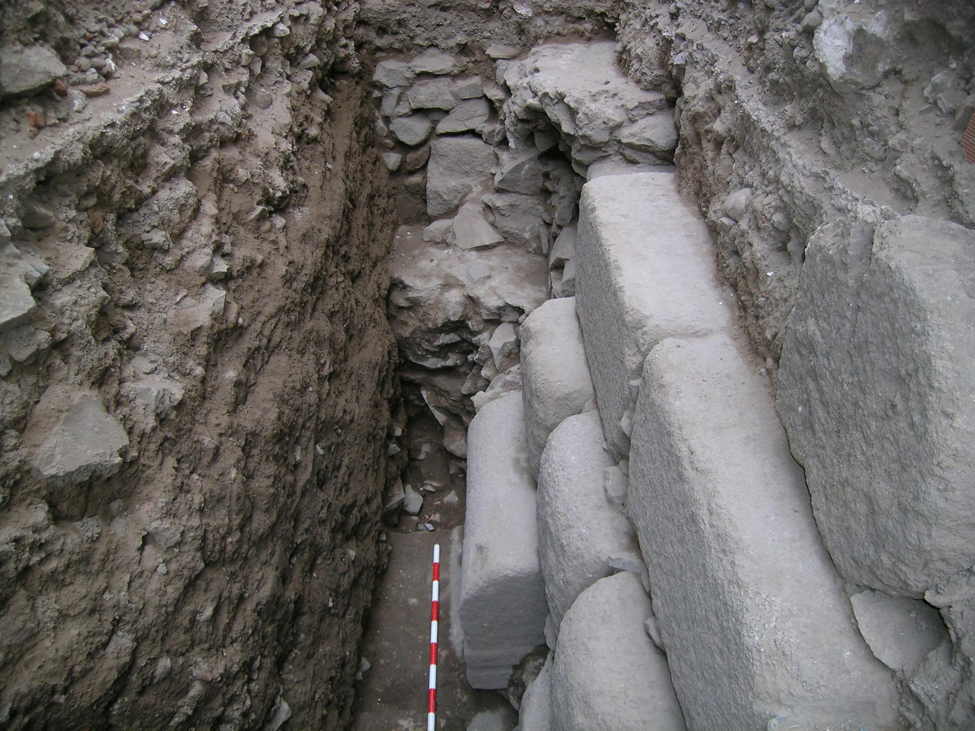 Refuerzo de la muralla fundacional con bloques de granito
