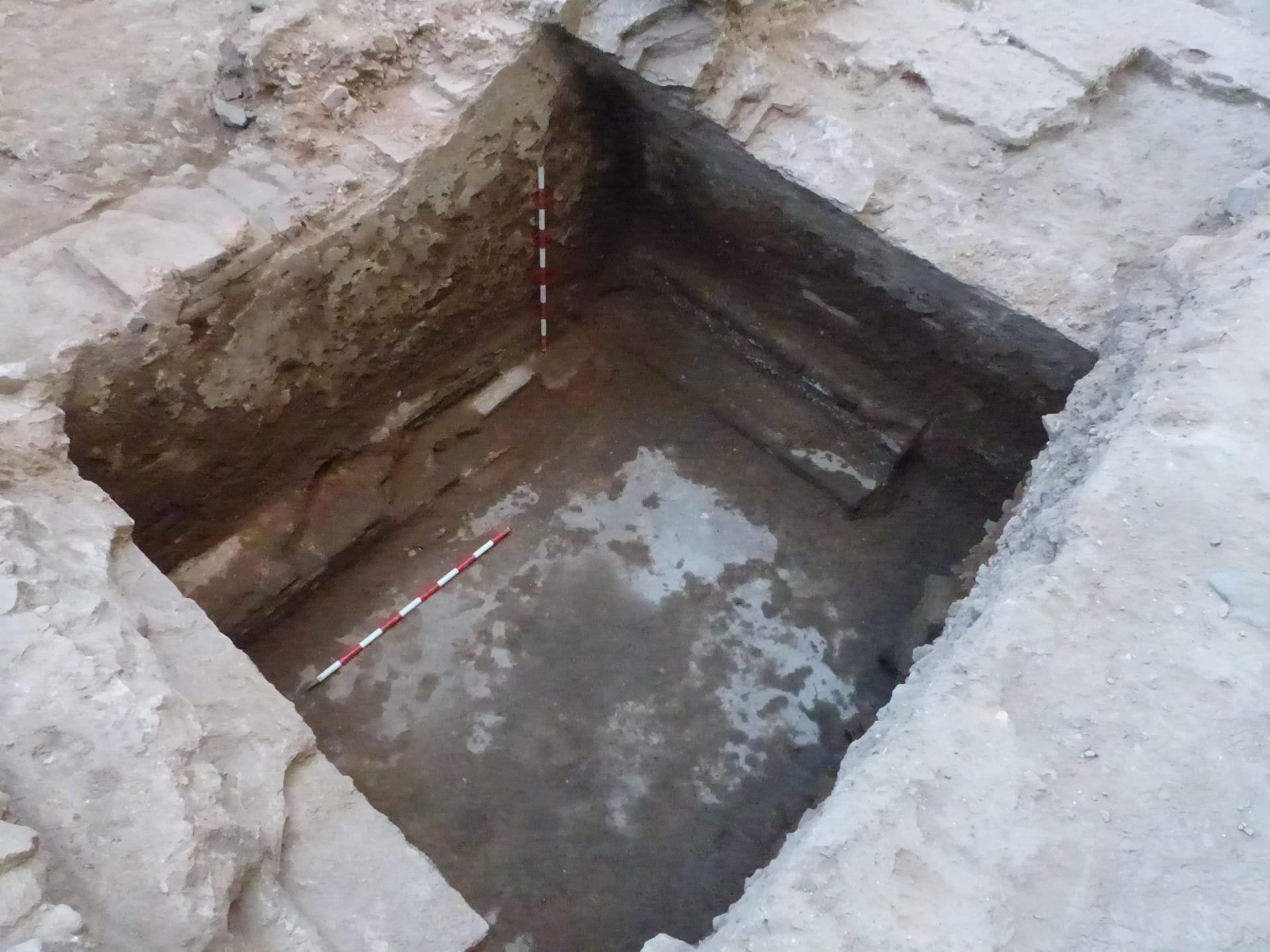 Imagen del banco corrido y el inicio de los escalones en el interior de la piscina