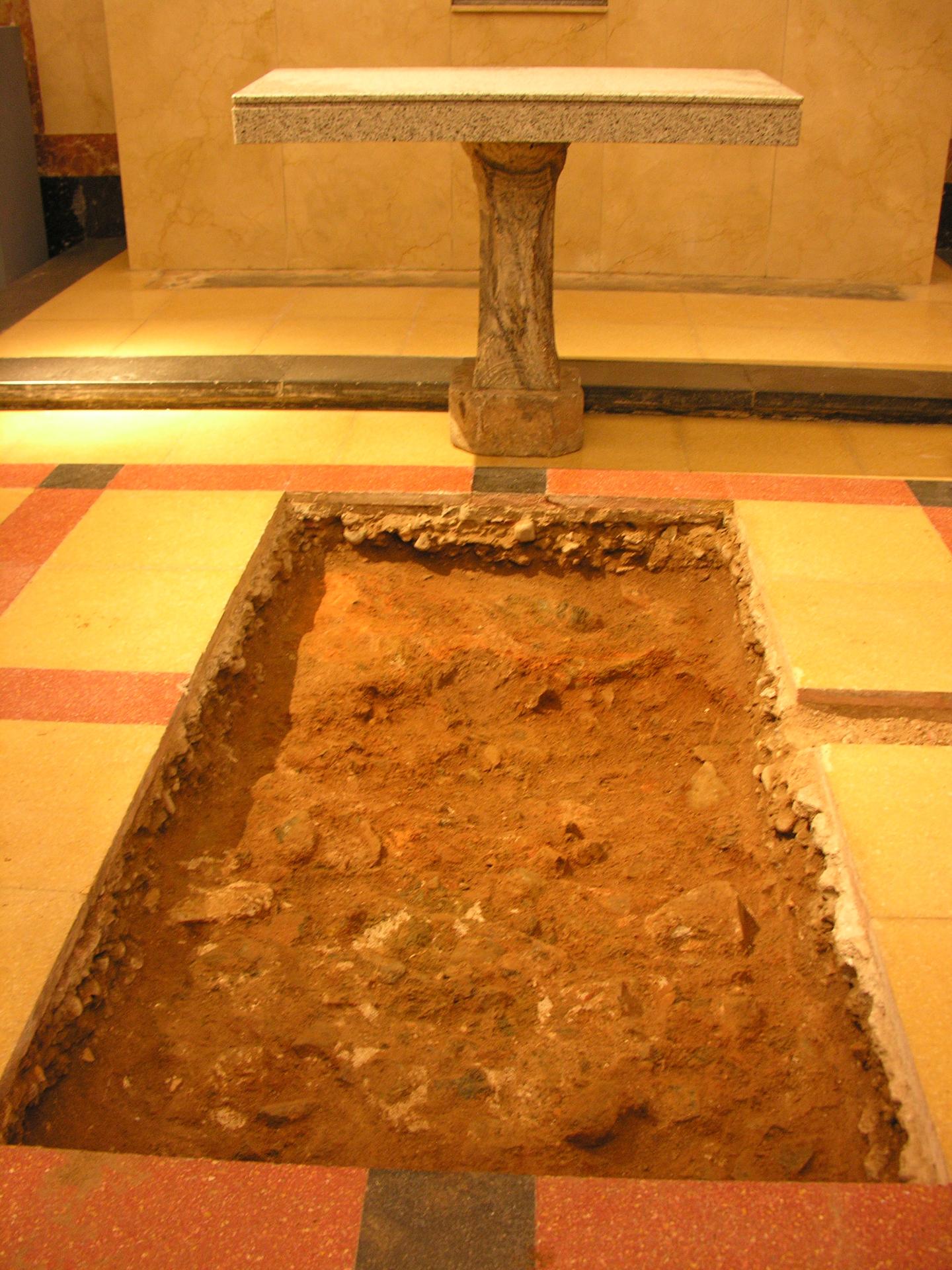 Cloaca bajo la Iglesia de Santa María