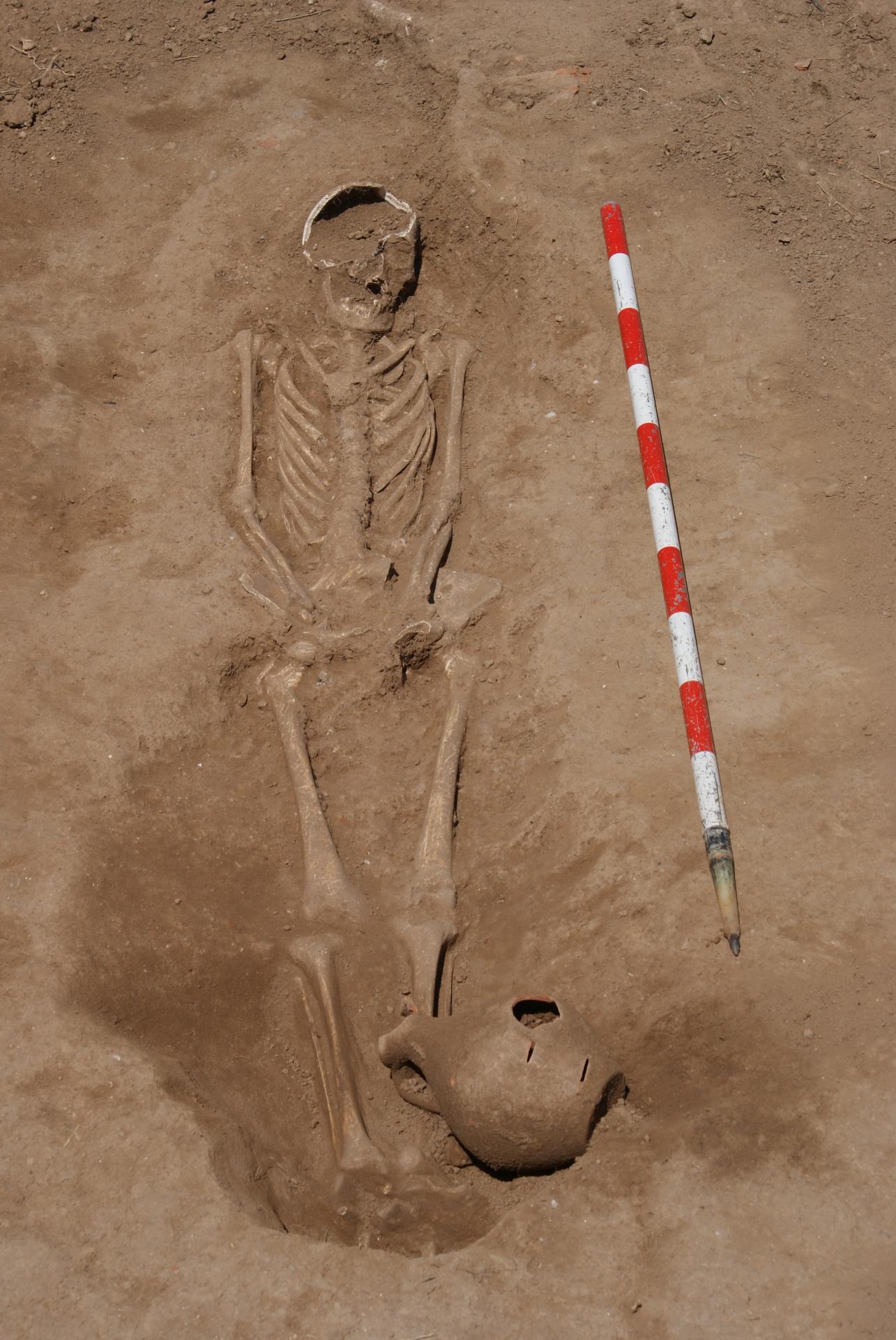 Detalle de una de las tumbas donde apareció una jarra de cerámica