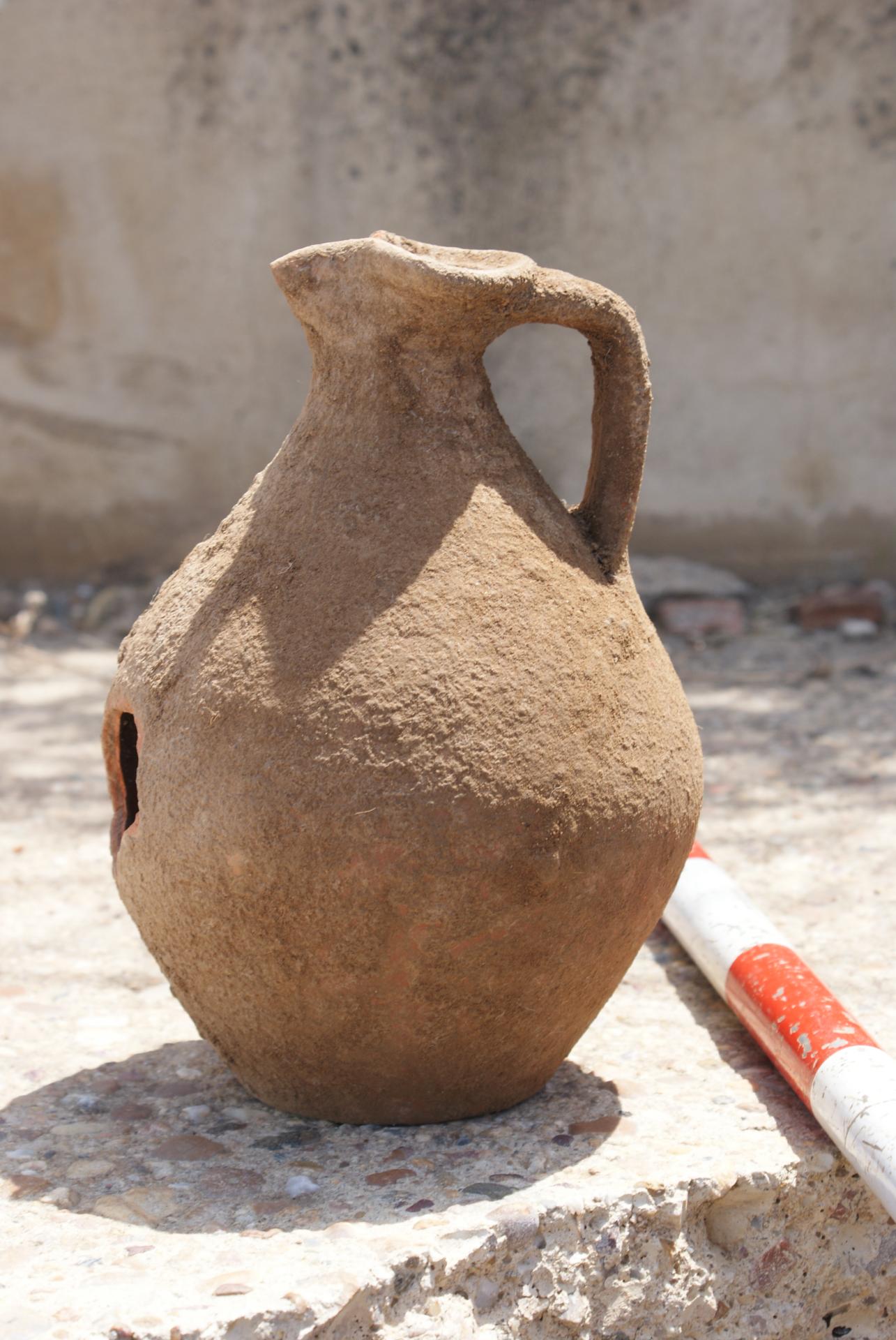 Imagen de la jarra que apareció en una de las tumbas