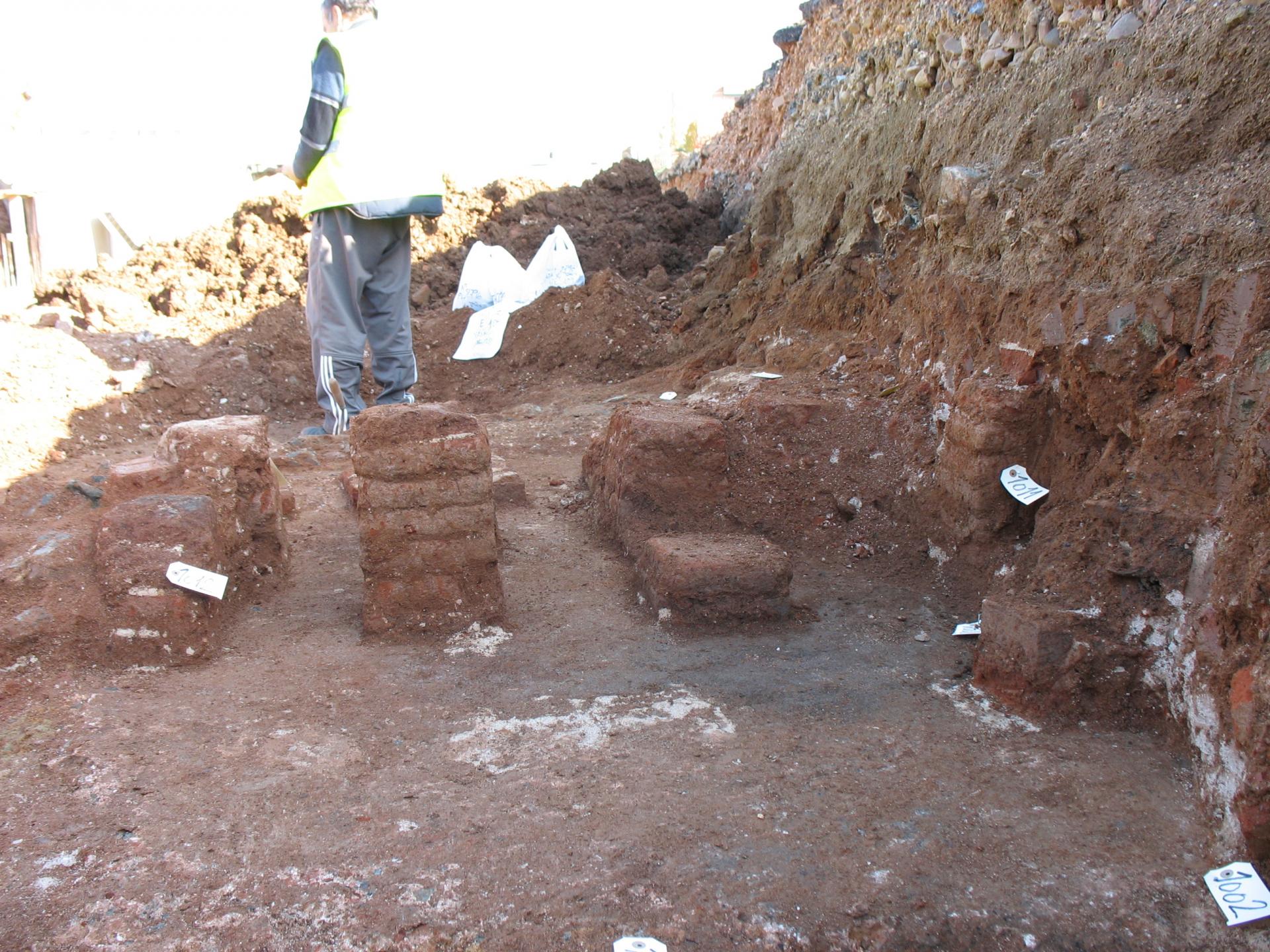 Detalle de los muretes de ladrillos por donde circularía el aire caliente