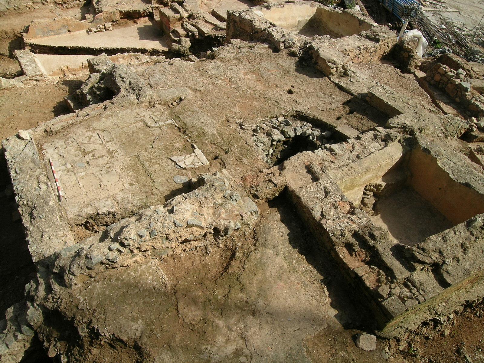 Habitaciones y piscina de la zona fría. 