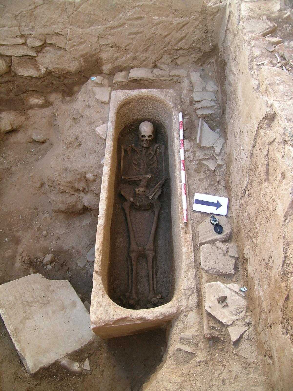 Enterramiento en un sarcófago de mármol